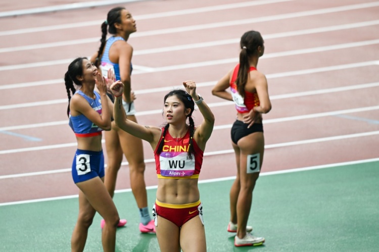 排队道歉吴艳妮8天内两度刷新100米栏今年亚洲最好成绩