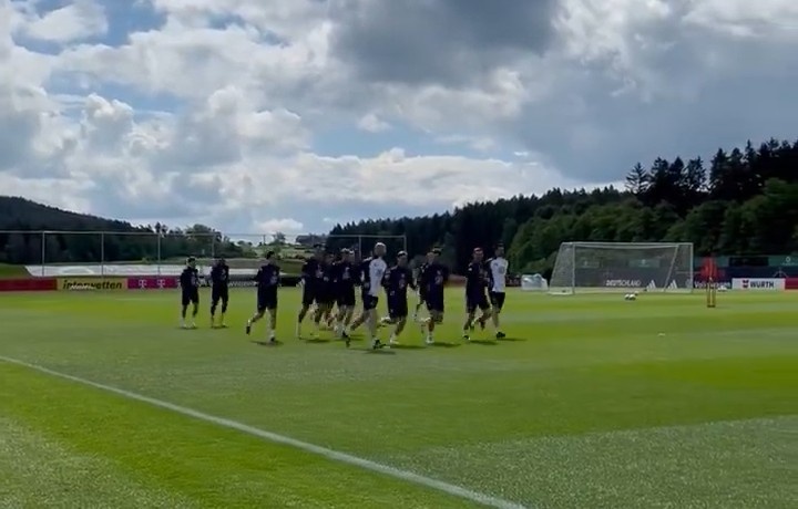 记者：13名球员参与德国队今日合练，萨内等四名伤员仍单独训练