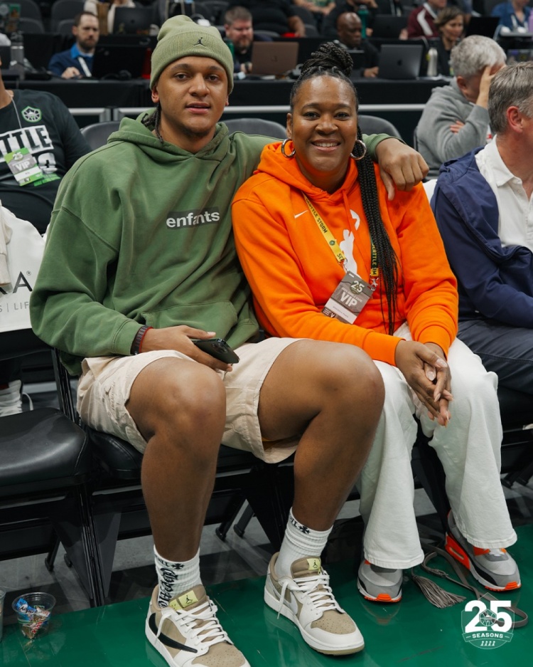 班凯罗与母亲现身WNBA风暴队主场看球其母也为职业球员