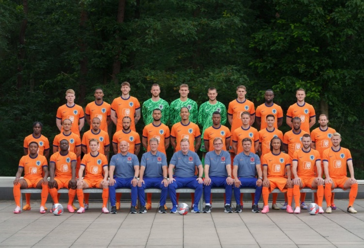 橙衣军团出征欧洲杯！荷兰队社媒晒全家福