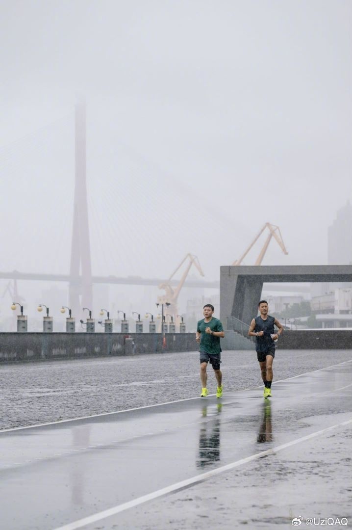 Uzi更博晒照：上海最近下雨，跑的很爽