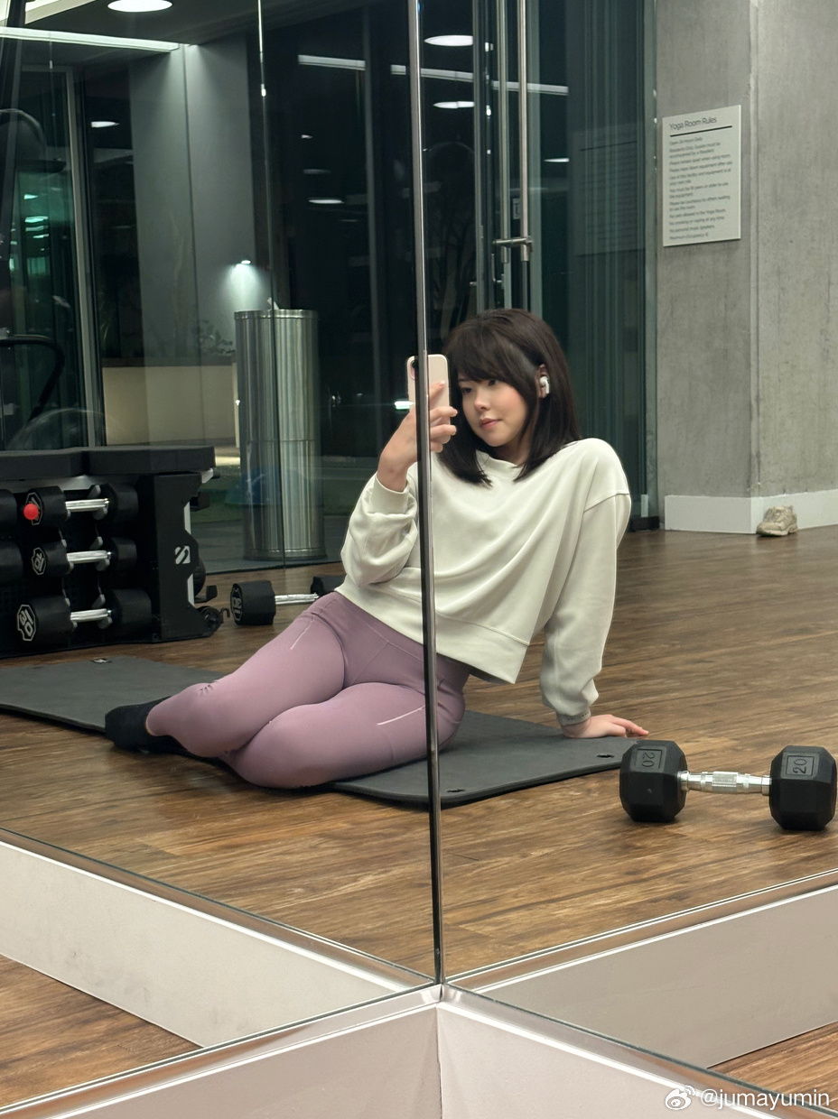 Mayumi分享健身房美照：紫色紧身瑜伽裤