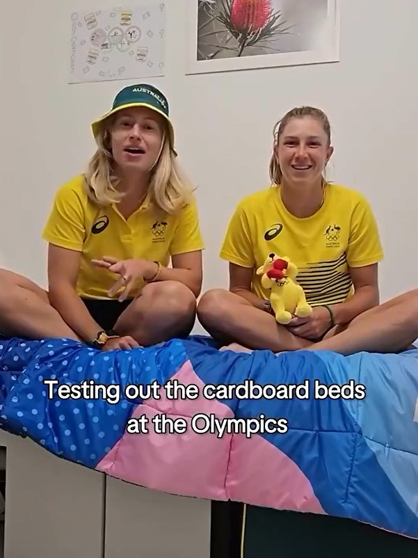 看起来挺结实！两名澳大利亚网球女选手花样测试奥运会纸板床