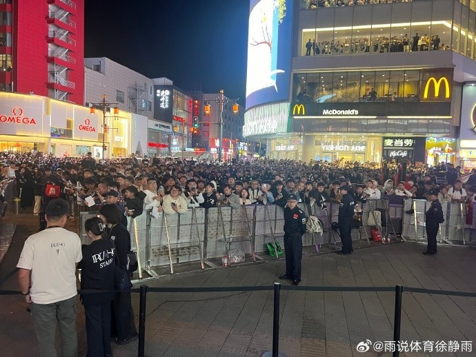 徐静雨去看欧文：现场球迷这热情不亲身体验都难以置信