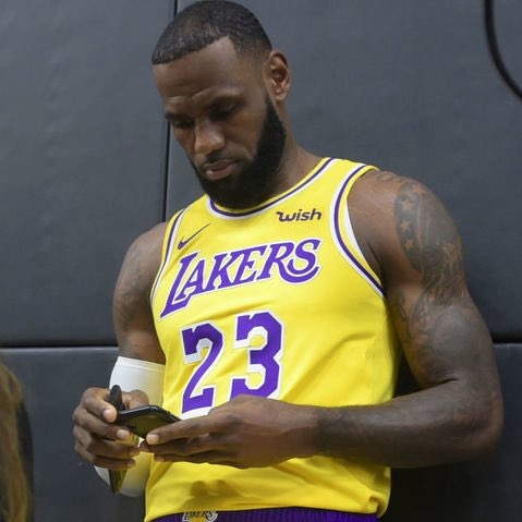 美记：NBA修订政策禁止球员和教练从跳球到比赛结束期间使用手机