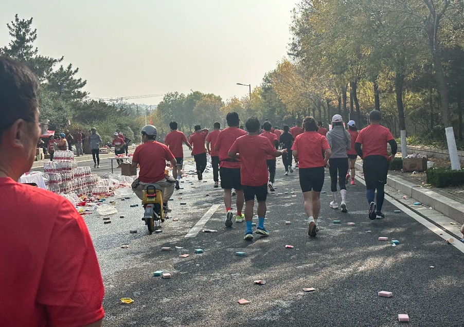 离谱泰安马拉松有选手在比赛中骑电动车，遭主办方终身禁赛