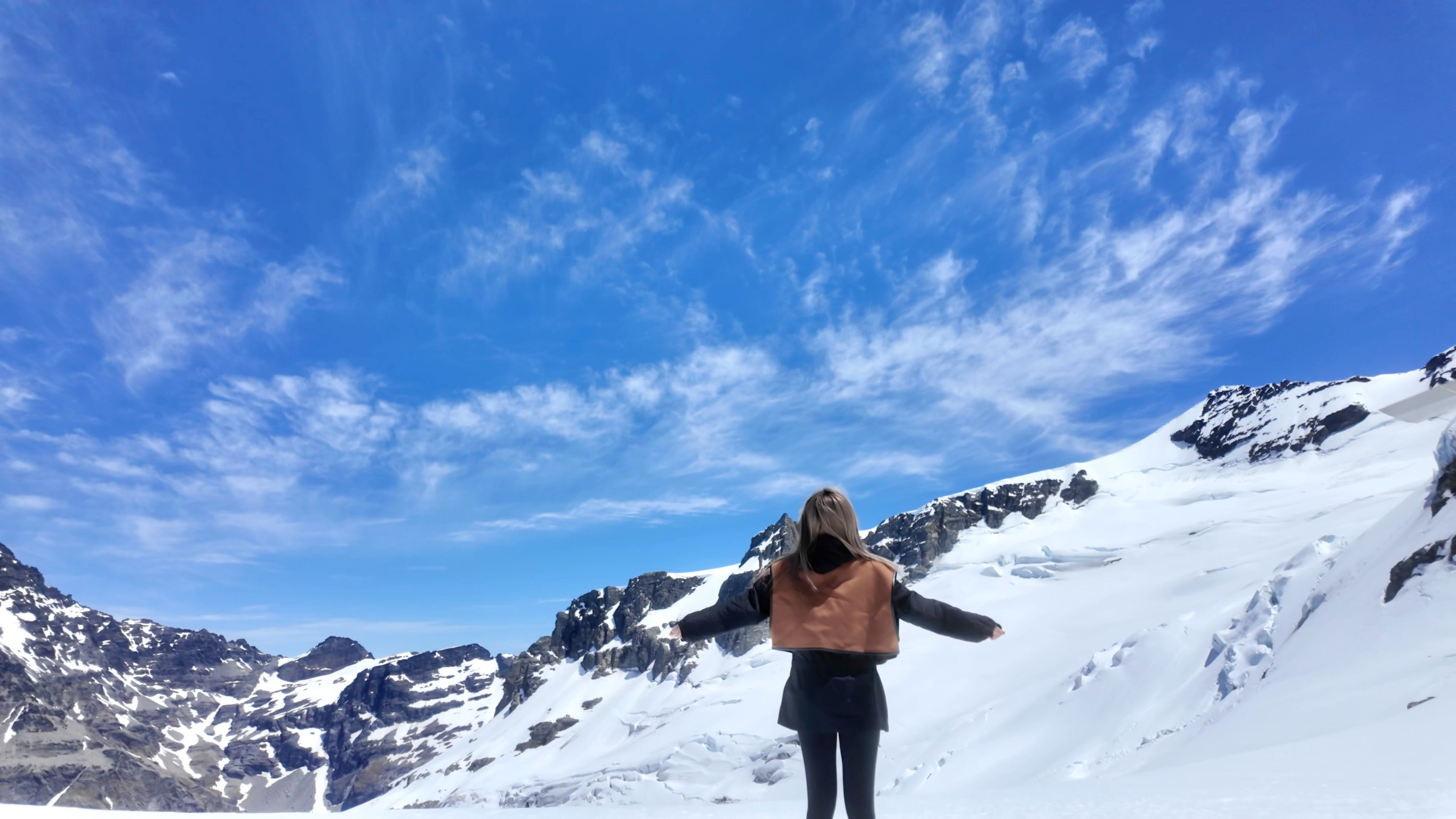 周淑怡分享新西兰旅游照片：滑翔伞+骑马+坐直升机上雪山