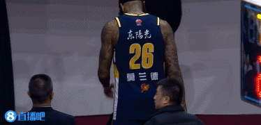 希望没事啊!莫兰德返回更衣室手按着自己右侧大腿