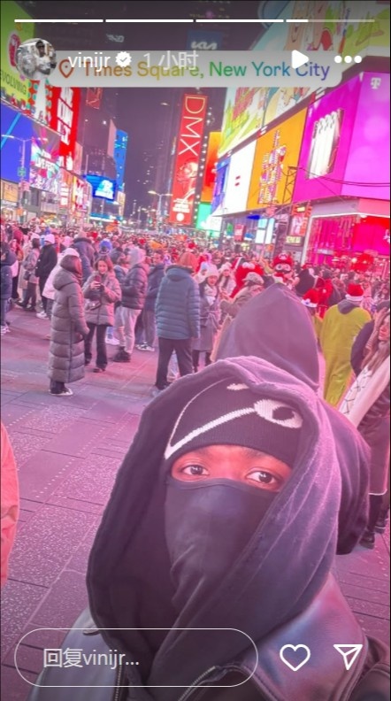 能认出来吗维尼修斯在时代广场自拍，只露出眼睛