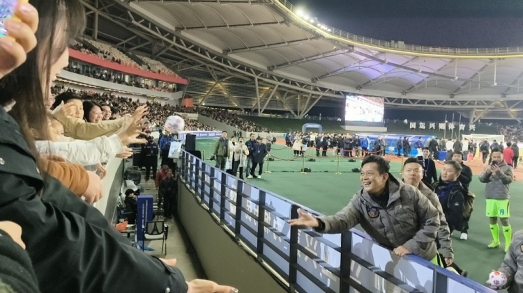 中国香港明星足球队40载巡回赛乐山站,12不敌海浪明星足球队