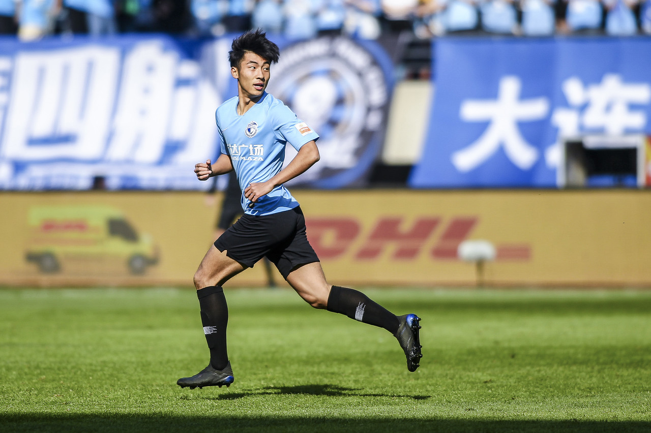 23岁大连人后卫何宇鹏首次入选国足，本届亚运会首发一场比赛