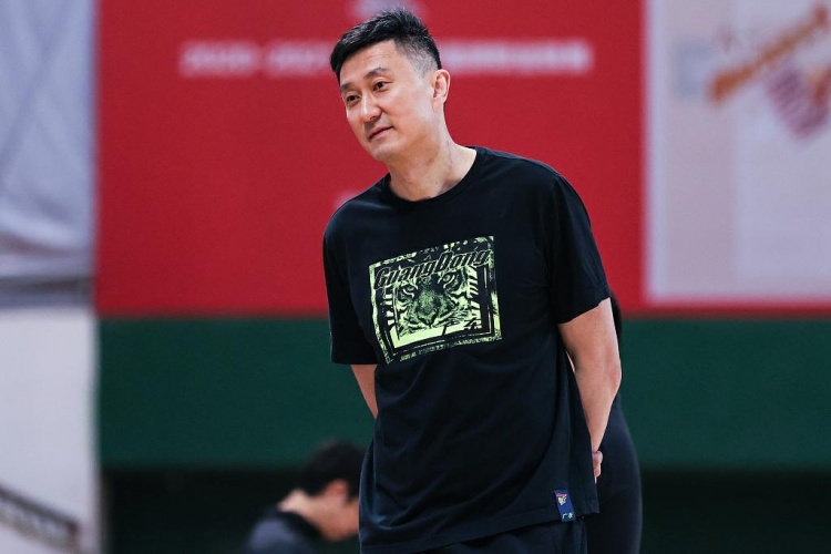 麦穗丰：广东男篮主教练杜锋已经归队他将执教今晚的热身赛