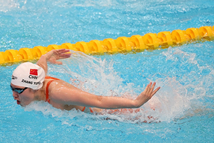 马不停蹄！大运会女子50米蝶泳预赛：张雨霏25秒83第一晋级
