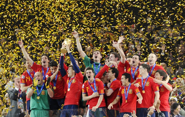 西班牙2010年夺冠阵容仅剩布斯克茨，再踢4场能追平卡西纪录