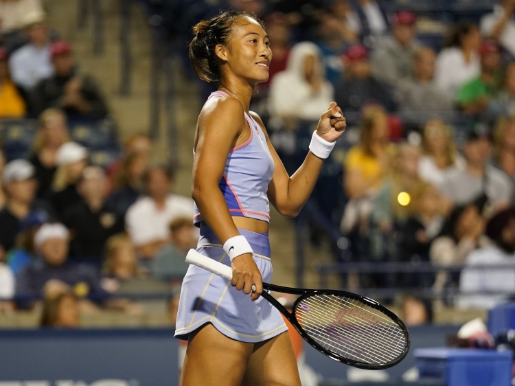 郑钦文淘汰前美网冠军，首进WTA1000赛8强！