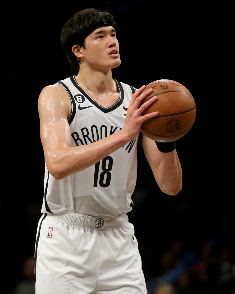 不如周鹏的水平？朱彦硕：目前NBA三分球命中率排行榜第一是渡边