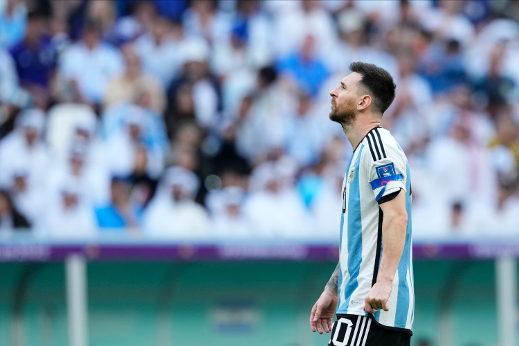 你相信吗一年前阿根廷遭遇世界杯开门黑，梅西赛后请求球迷“相信我们”