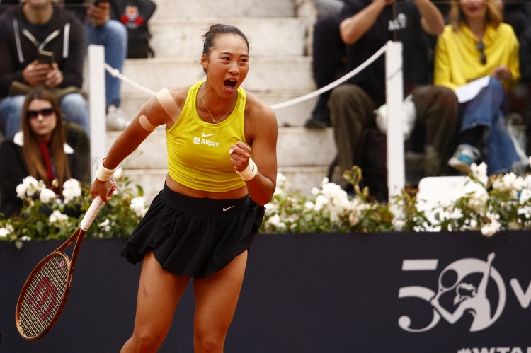 金花德比！郑钦文2-1王曦雨，职业生涯首次打进WTA红土巡回赛八强