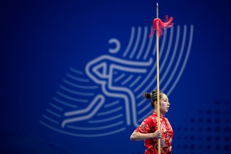 再添一金！中国选手赖晓晓夺得女子剑术枪术全能冠军