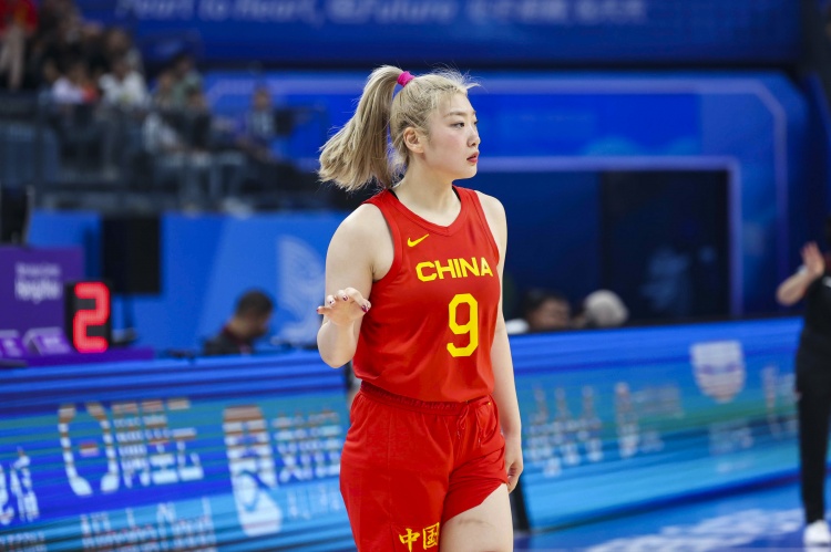 李月汝迅速地找到了比赛状态李梦是中国女篮进攻端的稳定输出点