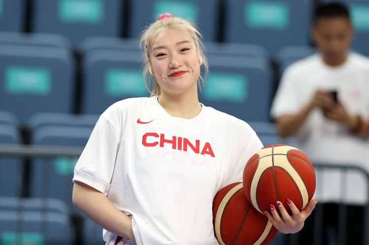 太轻松了！中国女篮得分是新西兰两倍而且每节都赢