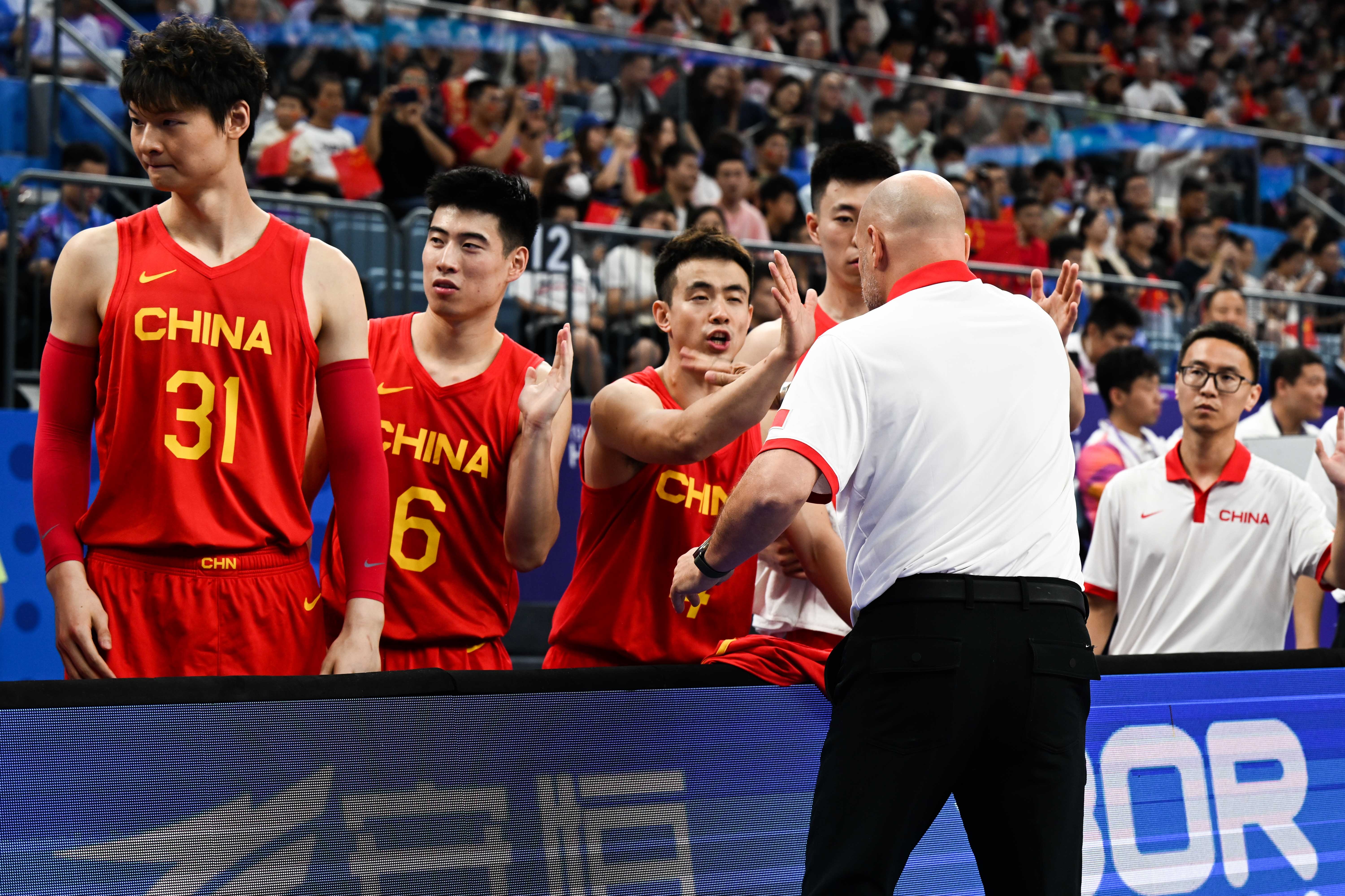 中国男篮热身赛惨败塞尔维亚男篮：防守漏洞需紧急修补！