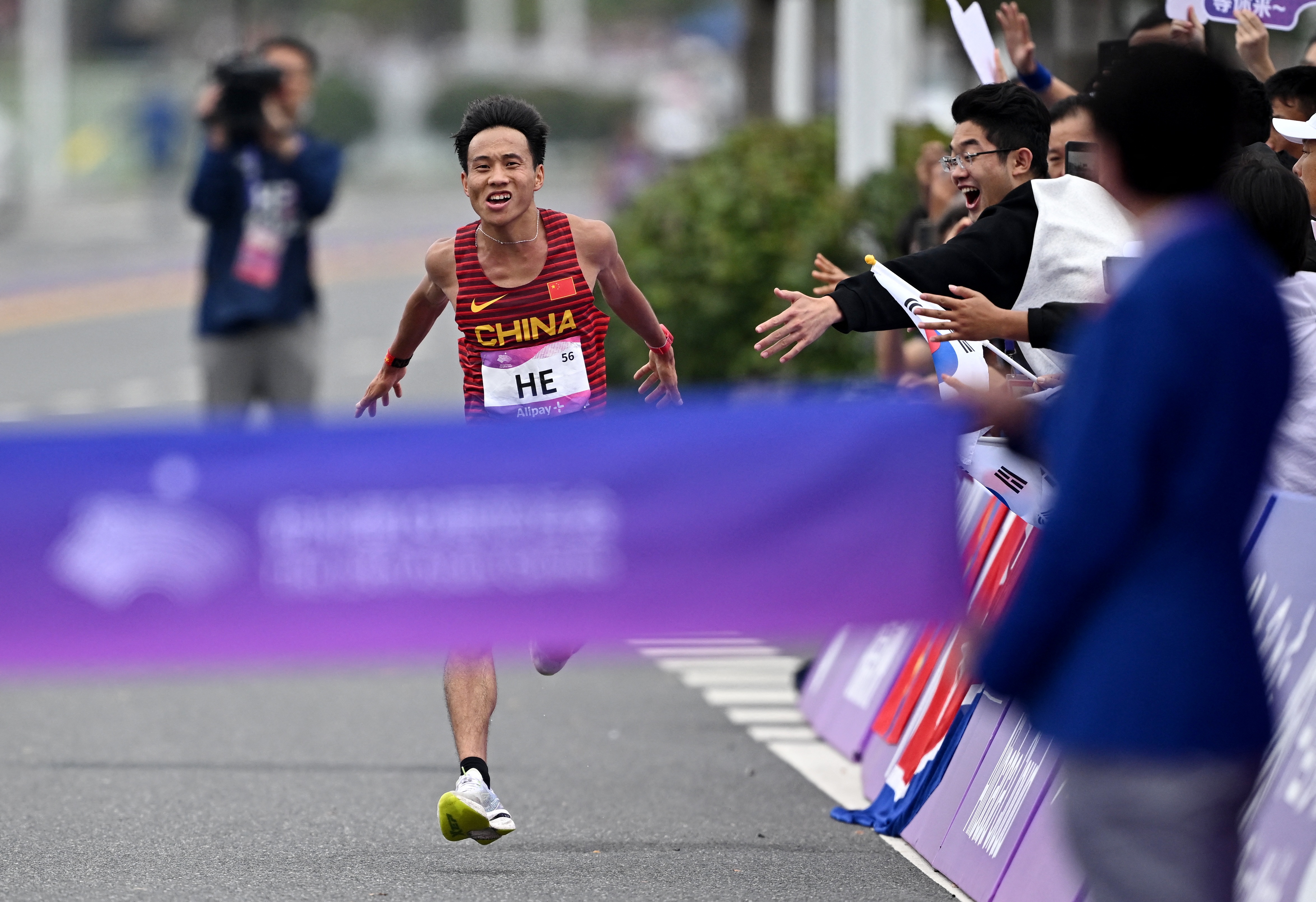 志当存高远无愧梦少年记杭州亚运会男子马拉松冠军何杰