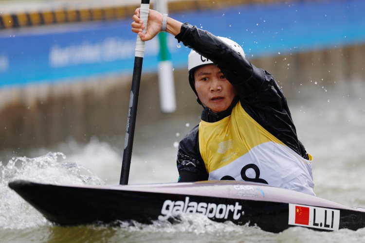 皮划艇激流回旋女子皮艇个人决赛中国选手李露拿到银牌