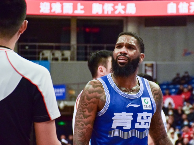 只比NBA历史纪录慢14秒！CBA青岛外援鲍威尔14分47秒砍20+三双