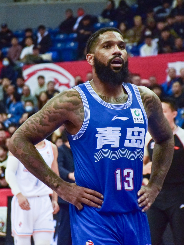 NBA球探还在不！青岛外援鲍威尔14分47秒砍22分11篮板10助攻