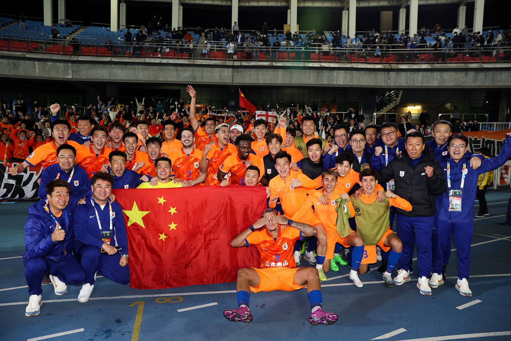 中国骄傲山东泰山全队赛后谢场，并与远征球迷合影