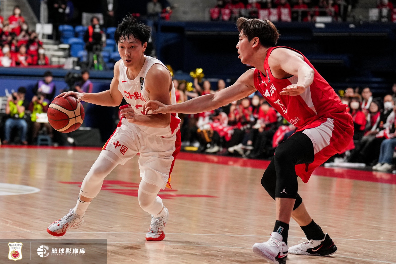 媒体人：中国男篮能持球攻的人太少了胡明轩被逼一个一个硬凿