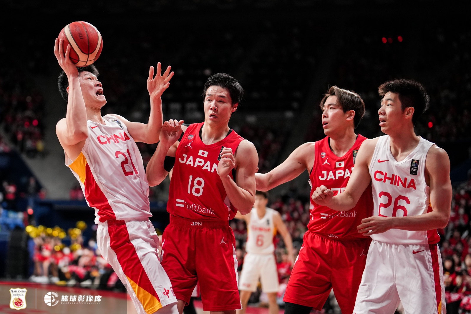 记者：大秋的能力&责任心&比赛经验在中国男篮当中是数一数二的