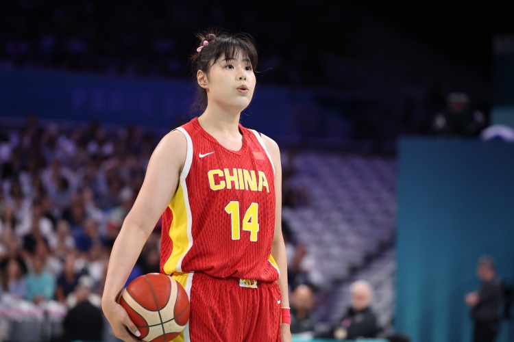 李月汝提醒教练叫暂停但按照FIBA规则非死球状态无法叫暂停