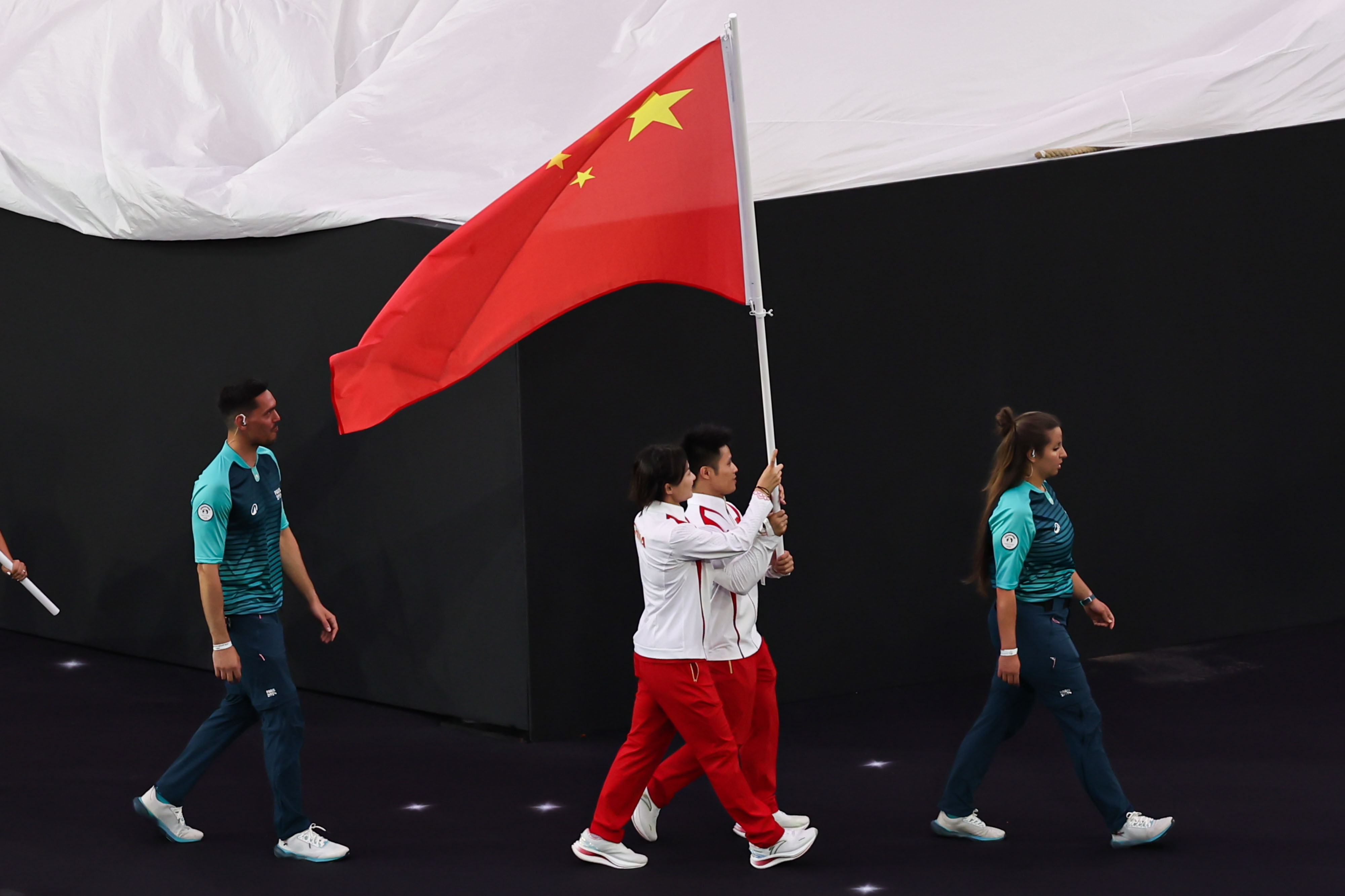 没能获得金牌的中国队旗手，如此鼓舞平凡人